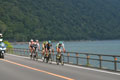 第４ステージ　支笏湖畔を走る５名　トリビオ ホセ ヴィセンテ(MTR)、西薗 良太(BGT)、木村 圭佑(SMN)、吉岡 直哉(NAS) 、モートン ラクラン デイヴィッド(JBC)